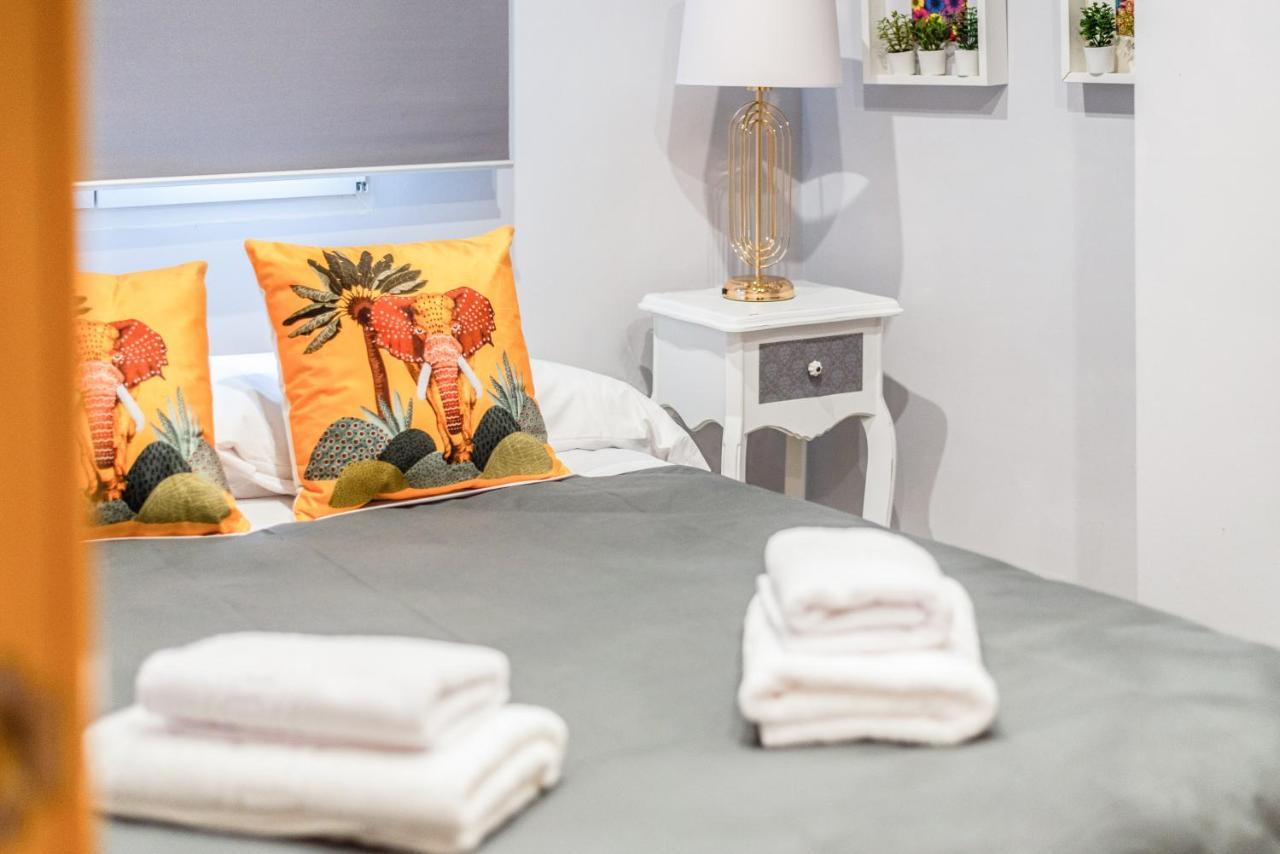 Tuguest Alhacaba Apartment - Free Parking Granada Bagian luar foto