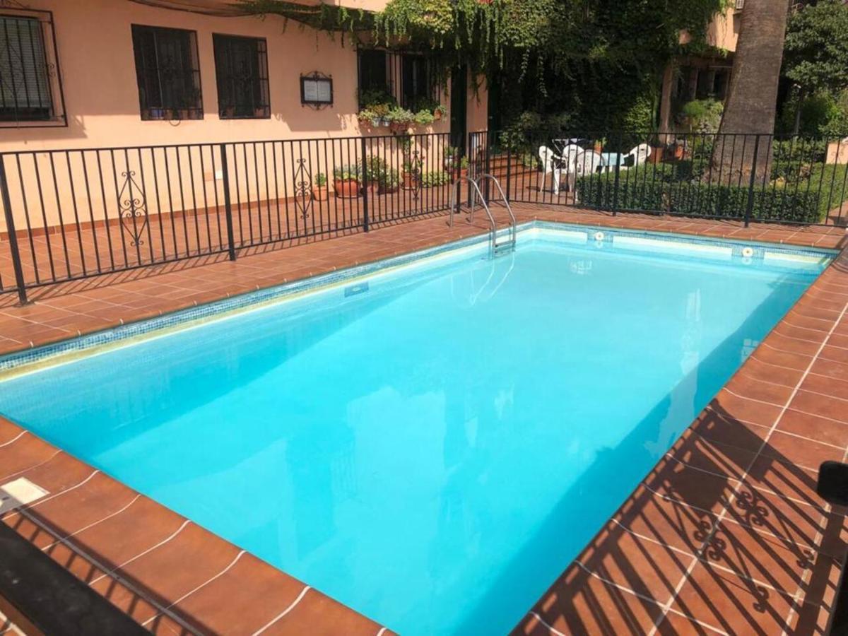 Tuguest Alhacaba Apartment - Free Parking Granada Bagian luar foto